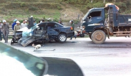 Tai nạn kinh hoàng, 5 người kẹt trong xe kêu cứu thảm thiết